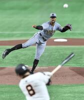 　１回、丸を打ち取るデュプランティエ（撮影・田中太一）