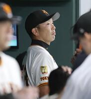 　４回、ベンチで厳しい表情の阿部監督