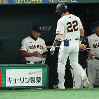 　４回、スリーバント失敗の小林に厳しい表情でメモをとる阿部監督（撮影・金田祐二）