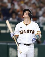 　４回、スリーバント失敗で悔しそうな表情の小林