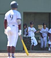 　６回、桐光学園・黄泰崇にサインを送る野呂雅之監督（撮影・持木克友）