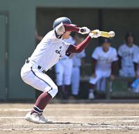 　３回、見事スクイズを決める桐光学園・黄泰崇（撮影・持木克友）