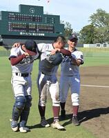 　泣き崩れた選手達に声をかける桐光学園・野呂雅之監督（右）＝撮影・持木克友