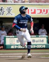 　１回、右越えに先頭打者本塁打を放った五十幡