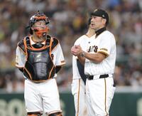 　８回、投手交代でマウンドに向かい、岸田（左）と話す阿部監督（撮影・西岡正）