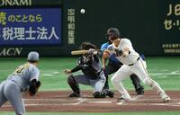 　４回、スリーバントを失敗する小林（撮影・金田祐二）