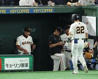 　４回、スリーバント失敗の小林に厳しい表情の阿部監督（撮影・金田祐二）