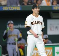 　４回、小幡の右犠飛で２点目を失った赤星（撮影・西岡正）