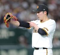 　４回、２点目を失いベンチ戻る赤星（撮影・西岡正）