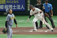 　９回、遊飛に倒れる代打・坂本（撮影・金田祐二）