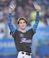 　始球式を務めスタンドの歓声に応えるＳｉｘＴＯＮＥＳ・ジェシー（撮影・開出牧）