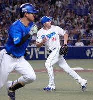 　１０回、蝦名（手前）に決勝の２点打を許した勝野