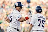 　１回、同点３ランを放ち三塁コーチとタッチを交わすオスナ