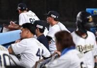　ベンチで戦況を見守る岸田監督（後方中央）＝撮影・開出牧