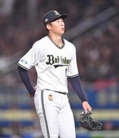 　３回、逆転を許し苦しい表情でベンチへ戻る曽谷（撮影・開出牧）