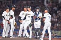 　６回、小川に左前打を打たれ降板した高島（９６）。右端は投手交代を告げた岸田監督（撮影・開出牧）