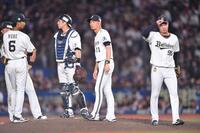 　６回、投手交代を告げた岸田監督（右から２人目）。右端は降板する才木（撮影・開出牧）