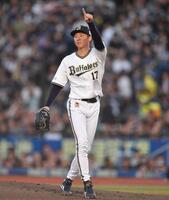 　２回、友杉を三飛に打ち取り打球を指さす曽谷（撮影・開出牧）