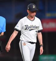 　８回、投手交代を告げた岸田監督（撮影・開出牧）