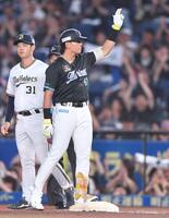 　３回、同点の右前適時打を放ちポーズを決める山本（手前）。左は二塁手・太田（撮影・開出牧）