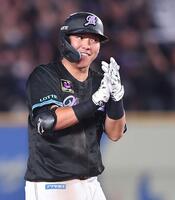 　６回、走者一掃の左越え適時二塁打を放ち笑顔で手をたたく安田（撮影・開出牧）