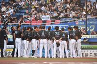 　試合前、円陣を組むロッテナイン（撮影・開出牧）