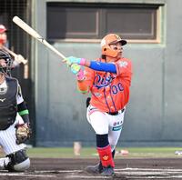 　１回、知念が先制右中間２点本塁打を放つ