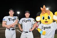 　筋肉を披露する工藤（左）と嶋村（撮影・西田忠信）