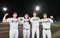 　（左から）工藤、嶋村、今朝丸、百崎（撮影・西田忠信）