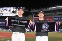　オリックスに連勝し会心の笑みを浮かべる猛打賞の安田（左）と今季４勝目を挙げた小島（撮影・開出牧）