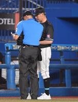 　７回、投手交代を告げる吉井監督（撮影・開出牧）