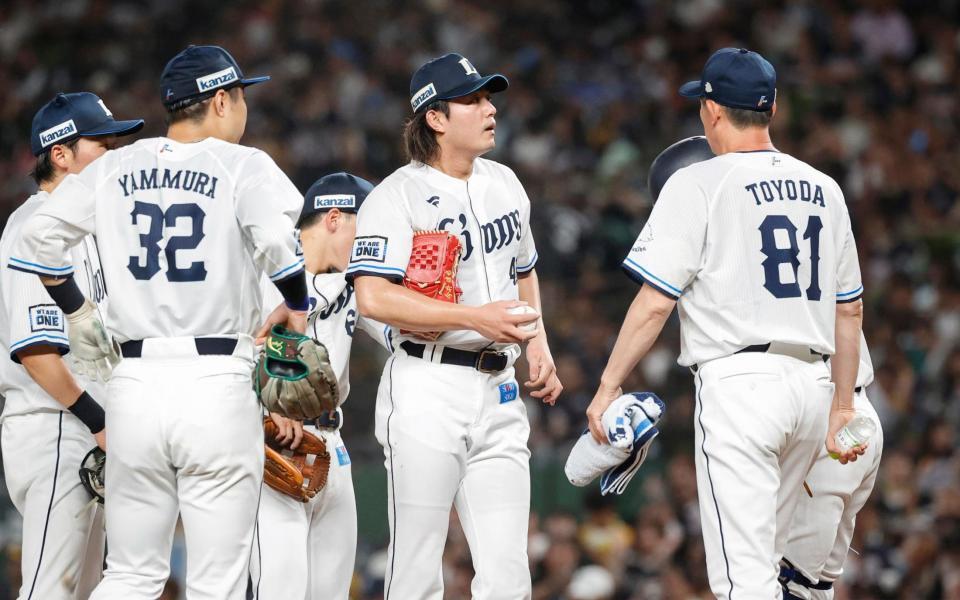 　４回、中村に適時打を許した今井（中央）のもとに集まる西武ナイン