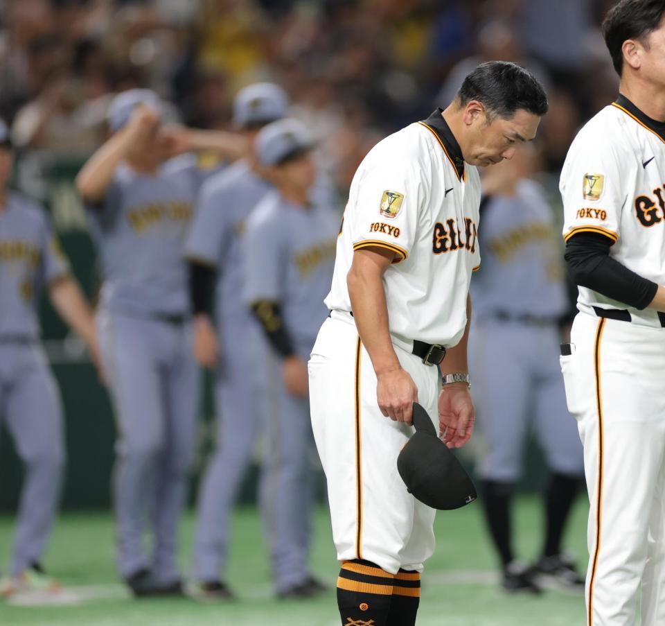 　阪神に敗れ、スタンドに向かって頭を下げる阿部監督（撮影・西岡正）