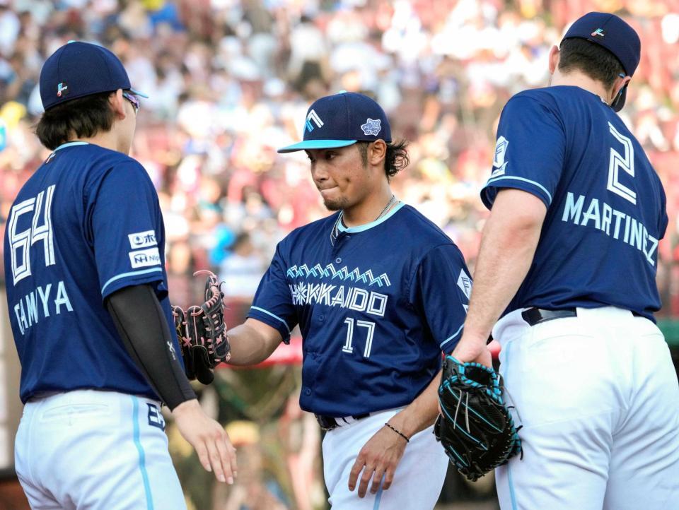 　７回を終え、ベンチに戻る伊藤