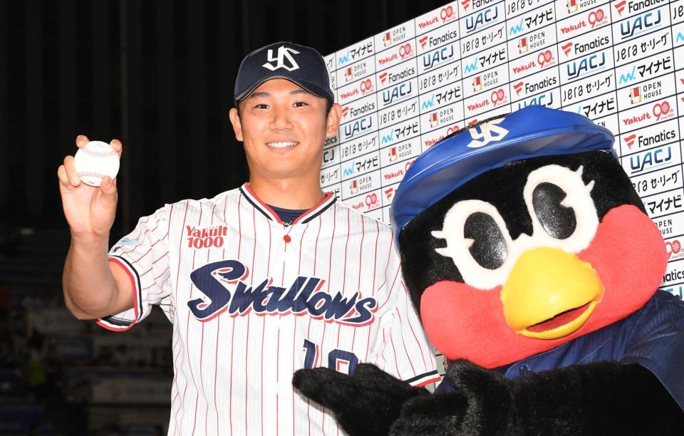 　今季初勝利を挙げ笑顔を見せる奥川（撮影・佐藤厚）