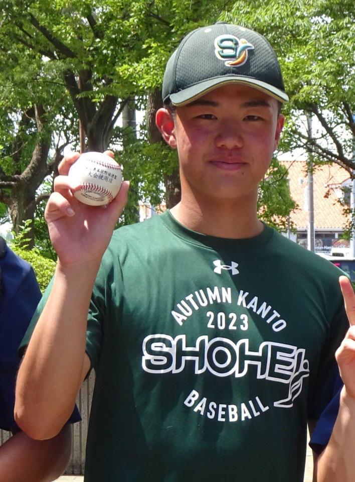 　サヨナラ満塁弾のホームランボールを手にほほえむ昌平の諏江