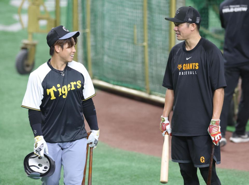 　坂本（右）と笑顔で話す梅野（撮影・西岡正）