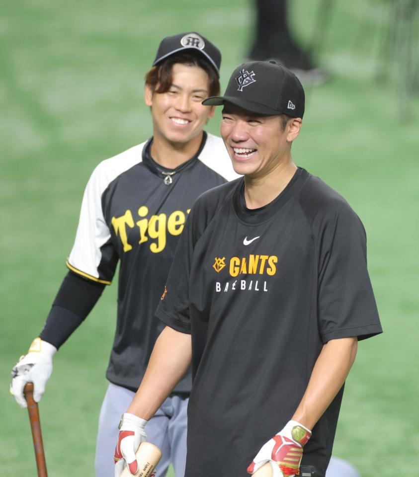 　談笑する梅野（左）と坂本（撮影・西岡正）