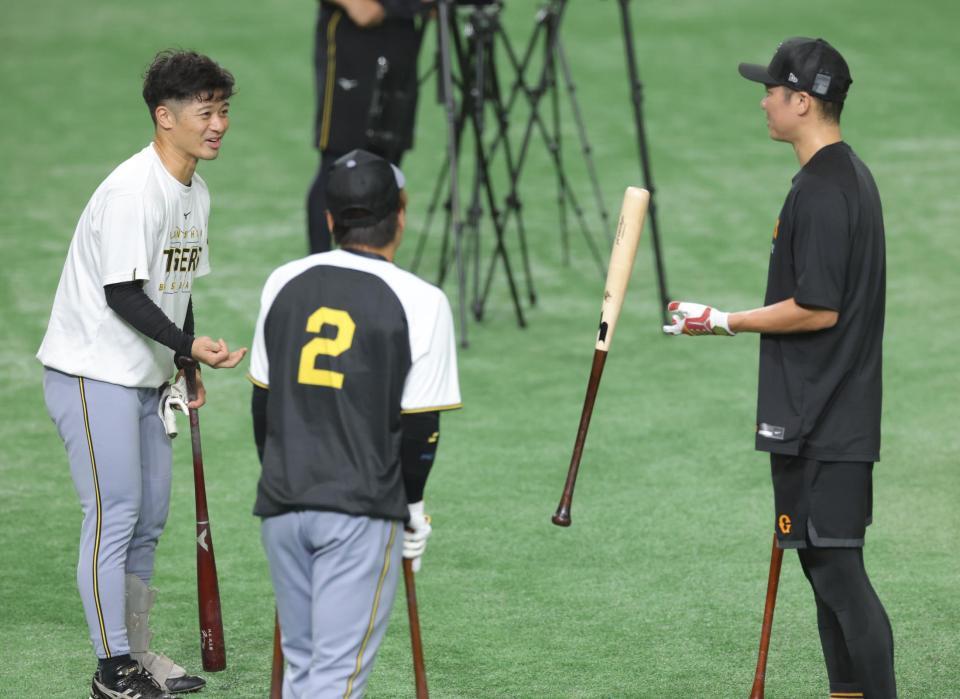 　巨人・坂本（右）と話す坂本（左）と梅野（撮影・西岡正）