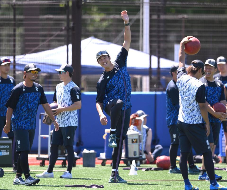 　２軍に合流してリラックスした表情を見せる藤浪（中央）＝撮影・堀内翔