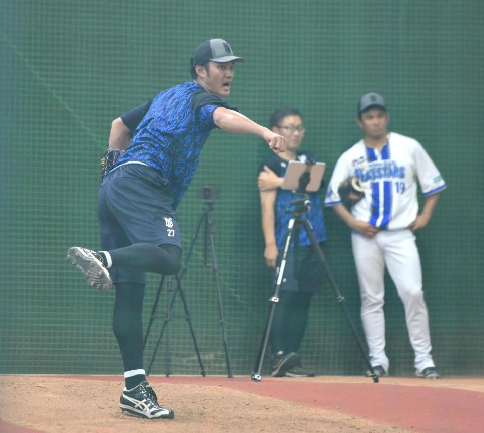 　ブルペンで投球練習を行った藤浪。後方右は山崎（撮影・堀内翔）
