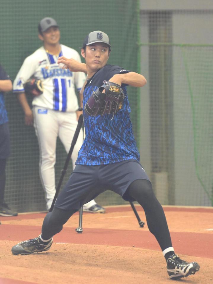 　ブルペンで投球練習をする藤浪。後方は山崎（撮影・堀内翔）