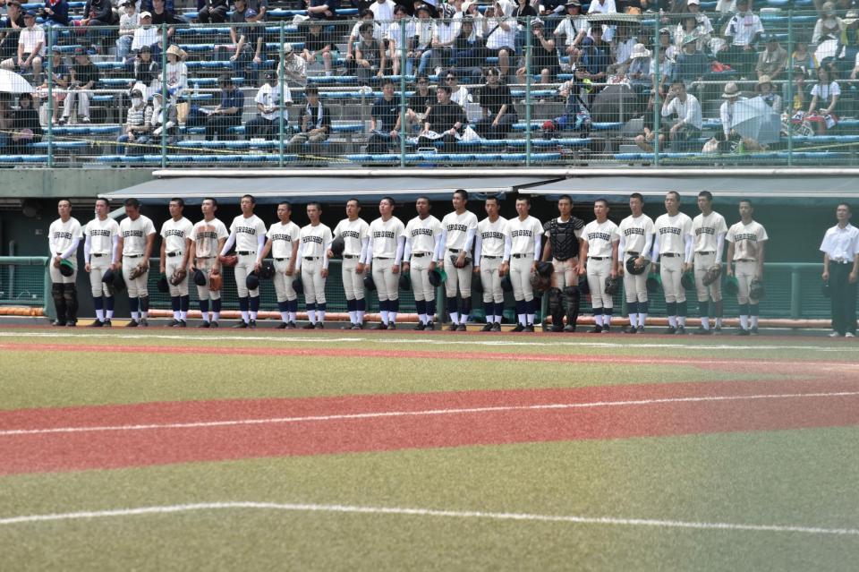 　サヨナラ負けを喫し、ベンチ前に整列する広島商ナイン