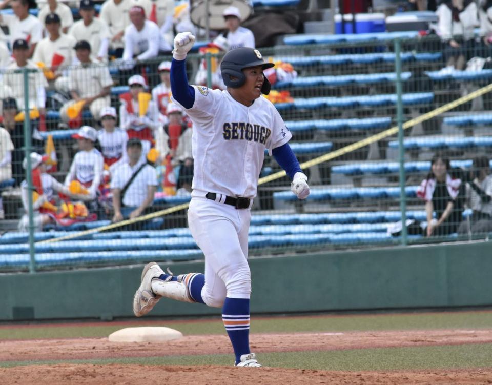 　サヨナラ打を放ち、ガッツポーズを見せる瀬戸内・芝花