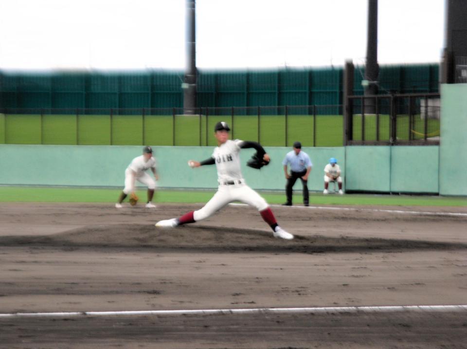 　２回を無失点に抑えた大阪桐蔭・吉岡