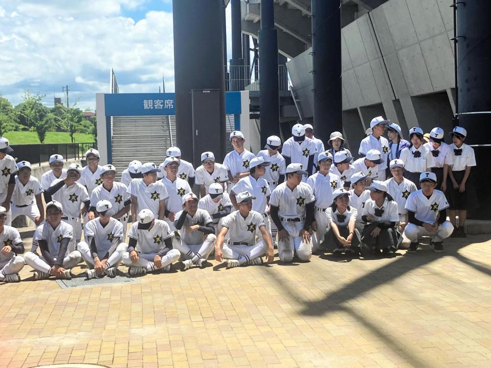 　さわやかな笑顔で試合後の記念撮影に収まった天王寺