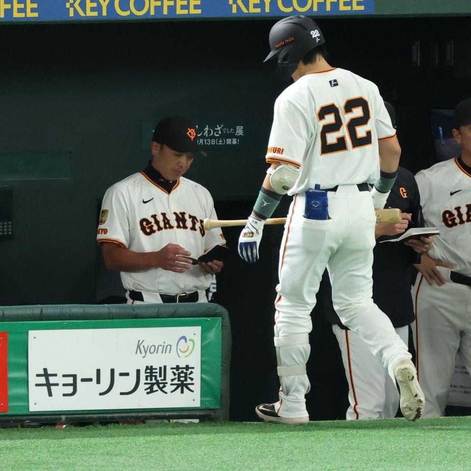 　４回、スリーバント失敗の小林に厳しい表情でメモをとる阿部監督（撮影・金田祐二）