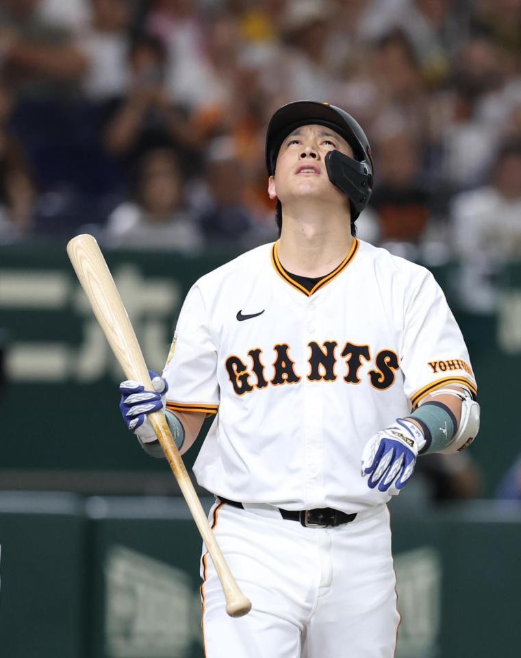 　４回、スリーバント失敗で悔しそうな表情の小林