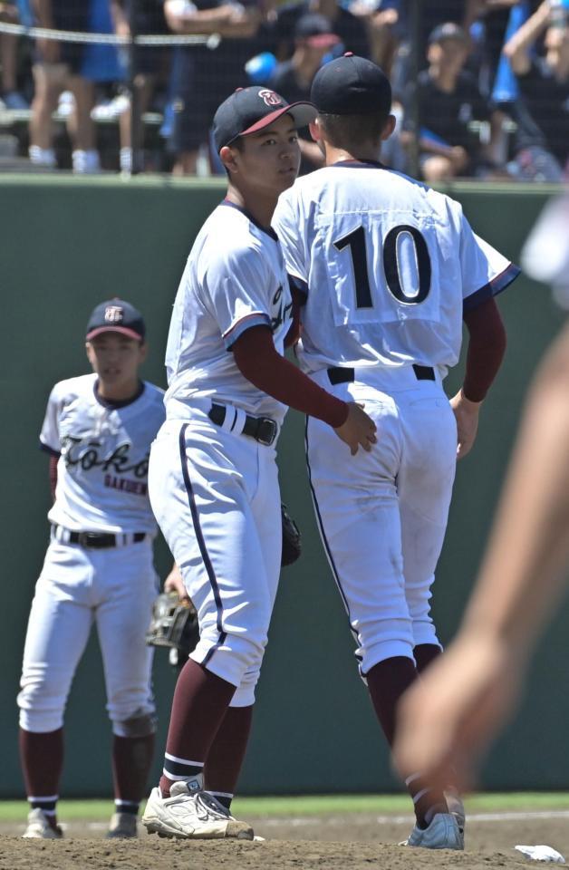 　３回、ピンチを迎えて時林晃成（右）に代わって登板する桐光学園・加賀滉太（撮影・持木克友）