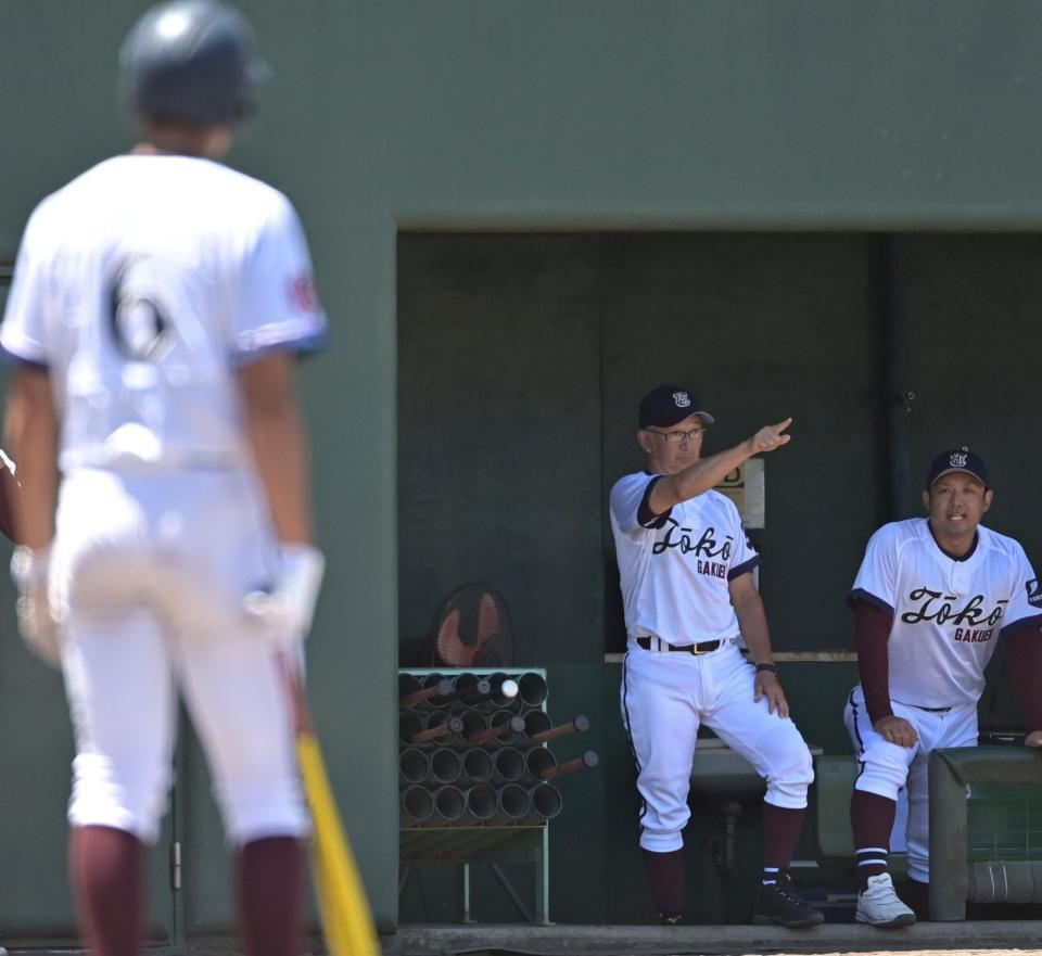 　ベンチからサインを出す桐光学園・野呂監督（左から２人目）＝撮影・持木克友